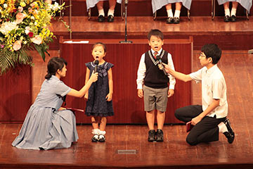 感謝の言葉を述べる幼稚園児